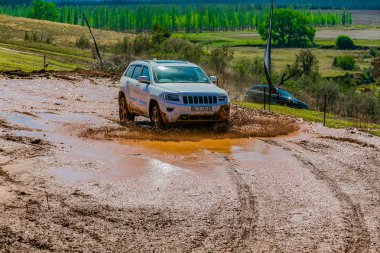 Harrismith, Güney Afrika - 02 Ekim 2015: 4x4 Drakensberg 'deki Camp Jeep' te Çamur Sürücü Eğitimi