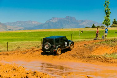 Harrismith, Güney Afrika - 02 Ekim 2015: 4x4 Drakensberg 'deki Camp Jeep' te Çamur Sürücü Eğitimi
