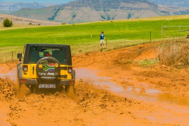 Harrismith, Güney Afrika - 02 Ekim 2015: 4x4 Drakensberg 'deki Camp Jeep' te Çamur Sürücü Eğitimi
