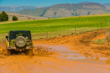 Harrismith, Güney Afrika - 02 Ekim 2015: 4x4 Drakensberg 'deki Camp Jeep' te Çamur Sürücü Eğitimi