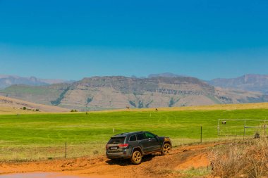 Harrismith, Güney Afrika - 02 Ekim 2015: 4x4 Drakensberg 'deki Camp Jeep' te Çamur Sürücü Eğitimi