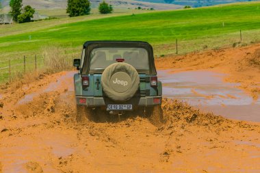 Harrismith, Güney Afrika - 02 Ekim 2015: 4x4 Drakensberg 'deki Camp Jeep' te Çamur Sürücü Eğitimi