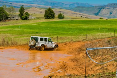 Harrismith, Güney Afrika - 02 Ekim 2015: 4x4 Drakensberg 'deki Camp Jeep' te Çamur Sürücü Eğitimi