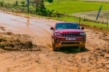 Harrismith, Güney Afrika - 02 Ekim 2015: 4x4 Drakensberg 'deki Camp Jeep' te Çamur Sürücü Eğitimi