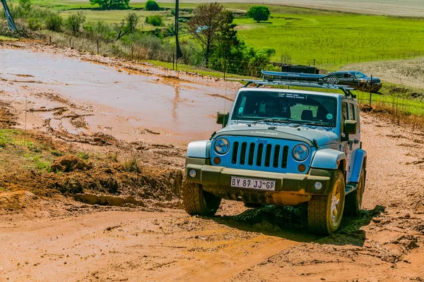 Harrismith, Güney Afrika - 02 Ekim 2015: 4x4 Drakensberg 'deki Camp Jeep' te Çamur Sürücü Eğitimi