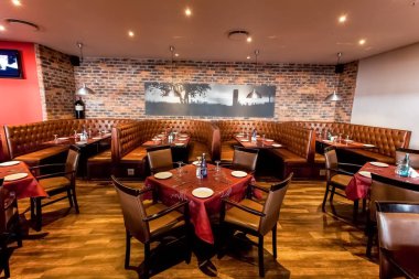Booth tarzı restoran Diner Johannesburg, Güney Afrika - 07 Ağustos 2013: iç kahverengi iç