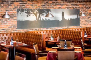 Booth tarzı restoran Diner Johannesburg, Güney Afrika - 07 Ağustos 2013: iç kahverengi iç