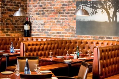 Booth tarzı restoran Diner Johannesburg, Güney Afrika - 07 Ağustos 2013: iç kahverengi iç