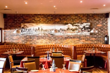 Booth tarzı restoran Diner Johannesburg, Güney Afrika - 07 Ağustos 2013: iç kahverengi iç