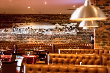 Booth tarzı restoran Diner Johannesburg, Güney Afrika - 07 Ağustos 2013: iç kahverengi iç