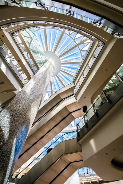 Johannesburg, Güney Afrika - 09 Kasım 2011: iç cam kubbe çatı Sandton City Alışveriş Merkezi Alışveriş Merkezi