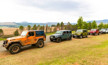 Harrismith, Güney Afrika - 02 Ekim 2015: Jeep konvoy 4 x 4 sürücü eğitim kampında Drakensberg
