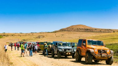 Harrismith, Güney Afrika - 02 Ekim 2015: 4x4 Dağ Yolu Sürücü Eğitimi Drakensberg 'deki Camp Jeep' te