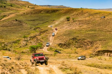 Harrismith, Güney Afrika - 02 Ekim 2015: 4x4 Dağ Yolu Sürücü Eğitimi Drakensberg 'deki Camp Jeep' te