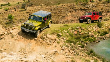 Harrismith, Güney Afrika - 02 Ekim 2015: 4x4 Dağ Yolu Sürücü Eğitimi Drakensberg 'deki Camp Jeep' te