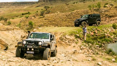 Harrismith, Güney Afrika - 02 Ekim 2015: 4x4 Dağ Yolu Sürücü Eğitimi Drakensberg 'deki Camp Jeep' te