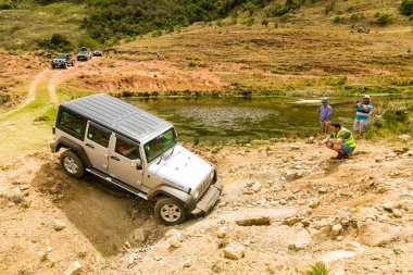 Harrismith, Güney Afrika - 02 Ekim 2015: 4x4 Dağ Yolu Sürücü Eğitimi Drakensberg 'deki Camp Jeep' te