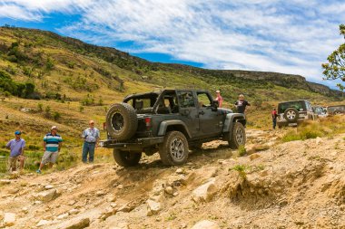 Harrismith, Güney Afrika - 02 Ekim 2015: 4x4 Dağ Yolu Sürücü Eğitimi Drakensberg 'deki Camp Jeep' te