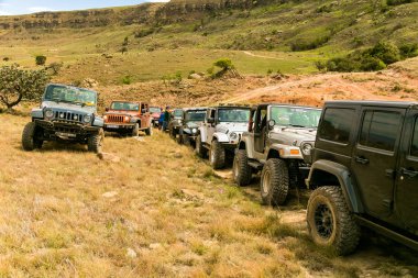Harrismith, Güney Afrika - 02 Ekim 2015: 4x4 Dağ Yolu Sürücü Eğitimi Drakensberg 'deki Camp Jeep' te
