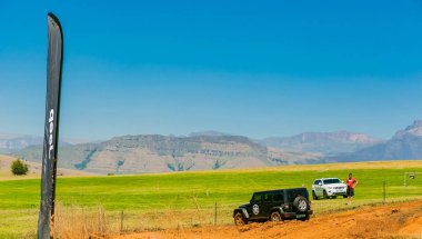 Harrismith, Güney Afrika - 02 Ekim 2015: 4x4 Drakensberg 'deki Camp Jeep' te Çamur Sürücü Eğitimi