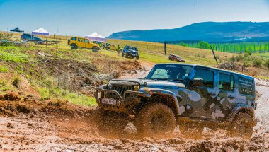 Harrismith, Güney Afrika - 02 Ekim 2015: 4x4 Drakensberg 'deki Camp Jeep' te Çamur Sürücü Eğitimi