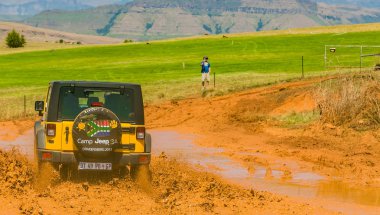 Harrismith, Güney Afrika - 02 Ekim 2015: 4x4 Drakensberg 'deki Camp Jeep' te Çamur Sürücü Eğitimi