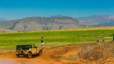 Harrismith, Güney Afrika - 02 Ekim 2015: 4x4 Drakensberg 'deki Camp Jeep' te Çamur Sürücü Eğitimi
