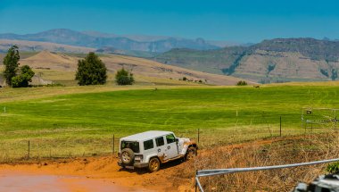 Harrismith, Güney Afrika - 02 Ekim 2015: 4x4 Drakensberg 'deki Camp Jeep' te Çamur Sürücü Eğitimi
