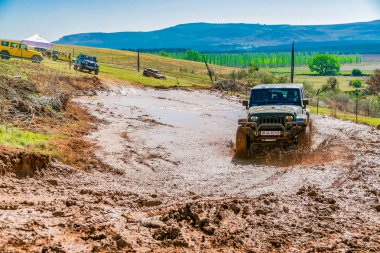 Harrismith, Güney Afrika - 02 Ekim 2015: 4x4 Drakensberg 'deki Camp Jeep' te Çamur Sürücü Eğitimi