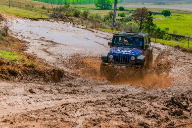 Harrismith, Güney Afrika - 02 Ekim 2015: 4x4 Drakensberg 'deki Camp Jeep' te Çamur Sürücü Eğitimi