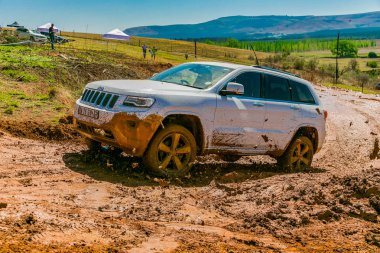 Harrismith, Güney Afrika - 02 Ekim 2015: 4x4 Drakensberg 'deki Camp Jeep' te Çamur Sürücü Eğitimi