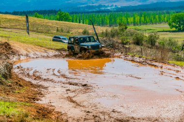 Harrismith, Güney Afrika - 02 Ekim 2015: 4x4 Drakensberg 'deki Camp Jeep' te Çamur Sürücü Eğitimi