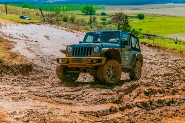 Harrismith, Güney Afrika - 02 Ekim 2015: 4x4 Drakensberg 'deki Camp Jeep' te Çamur Sürücü Eğitimi
