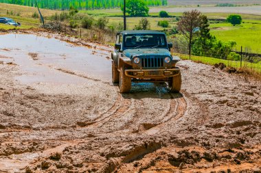 Harrismith, Güney Afrika - 02 Ekim 2015: 4x4 Drakensberg 'deki Camp Jeep' te Çamur Sürücü Eğitimi