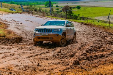 Harrismith, Güney Afrika - 02 Ekim 2015: 4x4 Drakensberg 'deki Camp Jeep' te Çamur Sürücü Eğitimi