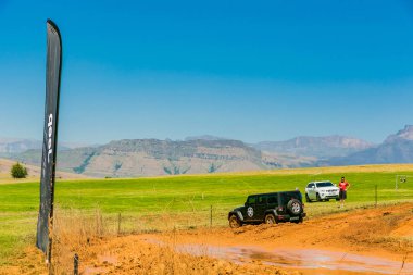 Harrismith, Güney Afrika - 02 Ekim 2015: 4x4 Drakensberg 'deki Camp Jeep' te Çamur Sürücü Eğitimi