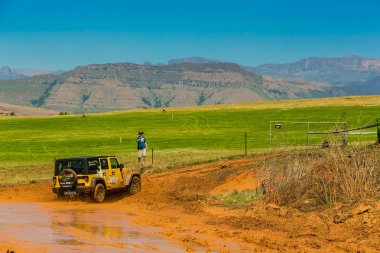Harrismith, Güney Afrika - 02 Ekim 2015: 4x4 Drakensberg 'deki Camp Jeep' te Çamur Sürücü Eğitimi