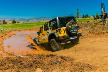 Harrismith, Güney Afrika - 02 Ekim 2015: 4x4 Drakensberg 'deki Camp Jeep' te Çamur Sürücü Eğitimi