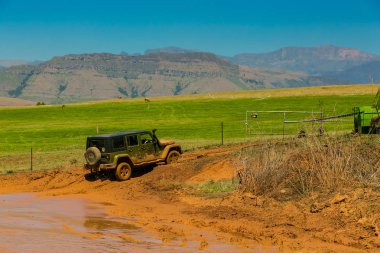 Harrismith, Güney Afrika - 02 Ekim 2015: 4x4 Drakensberg 'deki Camp Jeep' te Çamur Sürücü Eğitimi