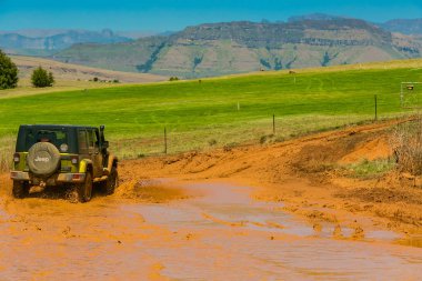 Harrismith, Güney Afrika - 02 Ekim 2015: 4x4 Drakensberg 'deki Camp Jeep' te Çamur Sürücü Eğitimi