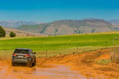 Harrismith, Güney Afrika - 02 Ekim 2015: 4x4 Drakensberg 'deki Camp Jeep' te Çamur Sürücü Eğitimi