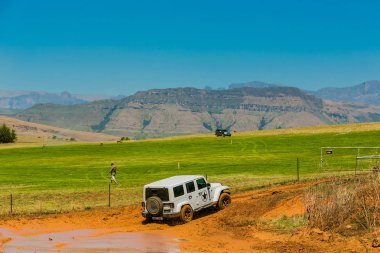 Harrismith, Güney Afrika - 02 Ekim 2015: 4x4 Drakensberg 'deki Camp Jeep' te Çamur Sürücü Eğitimi
