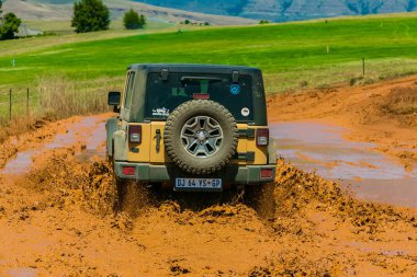 Harrismith, Güney Afrika - 02 Ekim 2015: 4x4 Drakensberg 'deki Camp Jeep' te Çamur Sürücü Eğitimi
