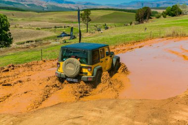 Harrismith, Güney Afrika - 02 Ekim 2015: 4x4 Drakensberg 'deki Camp Jeep' te Çamur Sürücü Eğitimi