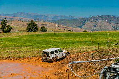 Harrismith, Güney Afrika - 02 Ekim 2015: 4x4 Drakensberg 'deki Camp Jeep' te Çamur Sürücü Eğitimi