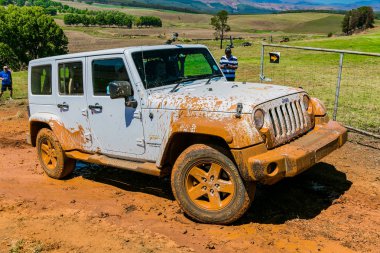 Harrismith, Güney Afrika - 02 Ekim 2015: 4x4 Drakensberg 'deki Camp Jeep' te Çamur Sürücü Eğitimi