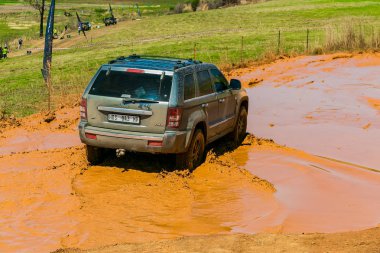 Harrismith, Güney Afrika - 02 Ekim 2015: 4x4 Drakensberg 'deki Camp Jeep' te Çamur Sürücü Eğitimi