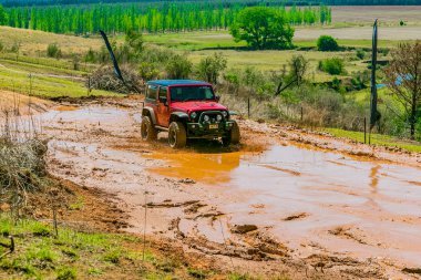 Harrismith, Güney Afrika - 02 Ekim 2015: 4x4 Drakensberg 'deki Camp Jeep' te Çamur Sürücü Eğitimi