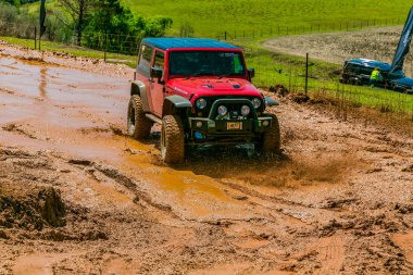 Harrismith, Güney Afrika - 02 Ekim 2015: 4x4 Drakensberg 'deki Camp Jeep' te Çamur Sürücü Eğitimi