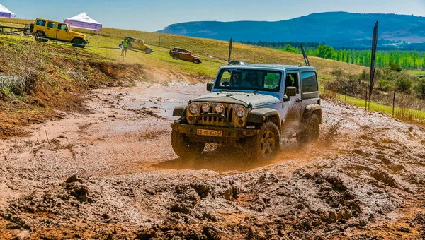 Harrismith, Güney Afrika - 02 Ekim 2015: 4x4 Drakensberg 'deki Camp Jeep' te Çamur Sürücü Eğitimi